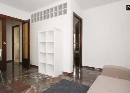Habitación decorada con escritorio en piso compartido, Ronda en Granada