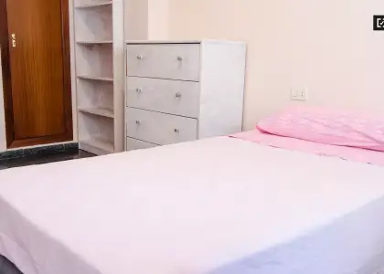 Habitación decorada con estanterías en piso compartido, Benimaclet. en Valencia