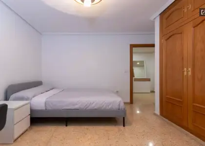 Habitación en piso compartido de 4 habitaciones en alquiler en Els Orriols en Valencia