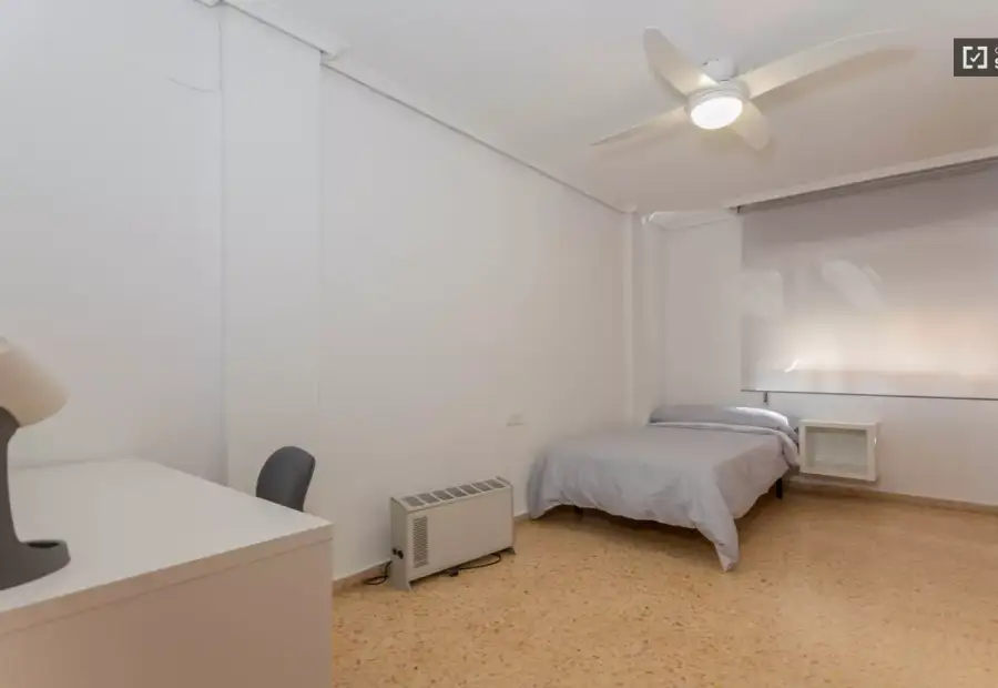Habitación en piso compartido de 4 habitaciones en alquiler en Els Orriols en Valencia