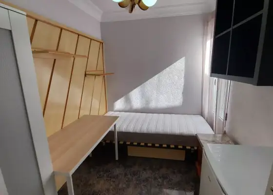 Habitación en piso compartido de 4 habitaciones en alquiler en Zaragoza perfecta para estudiantes.
