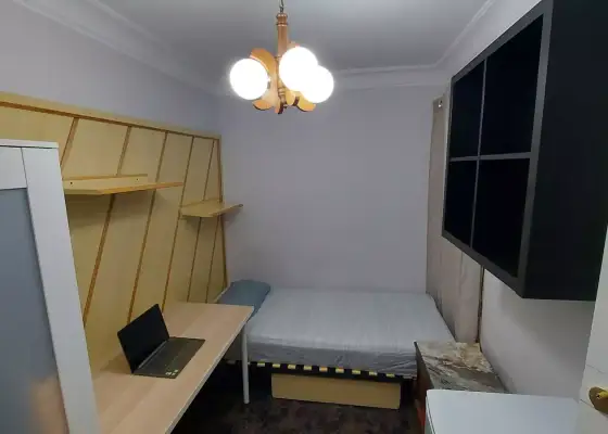 Habitación en piso compartido de 4 habitaciones en alquiler en Zaragoza perfecta para estudiantes.