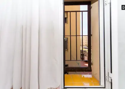 Habitación en piso compartido de 4 habitaciones en Casa de Campo, se alquila. Profesionales y estudiantes son bienvenidos. en Madrid