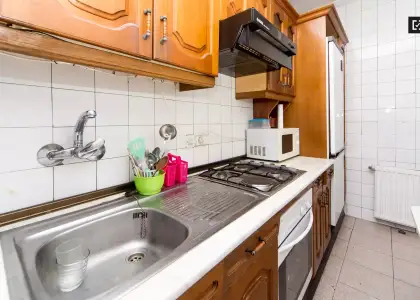 Habitación en piso compartido de 4 habitaciones en Casa de Campo, se alquila. Profesionales y estudiantes son bienvenidos. en Madrid