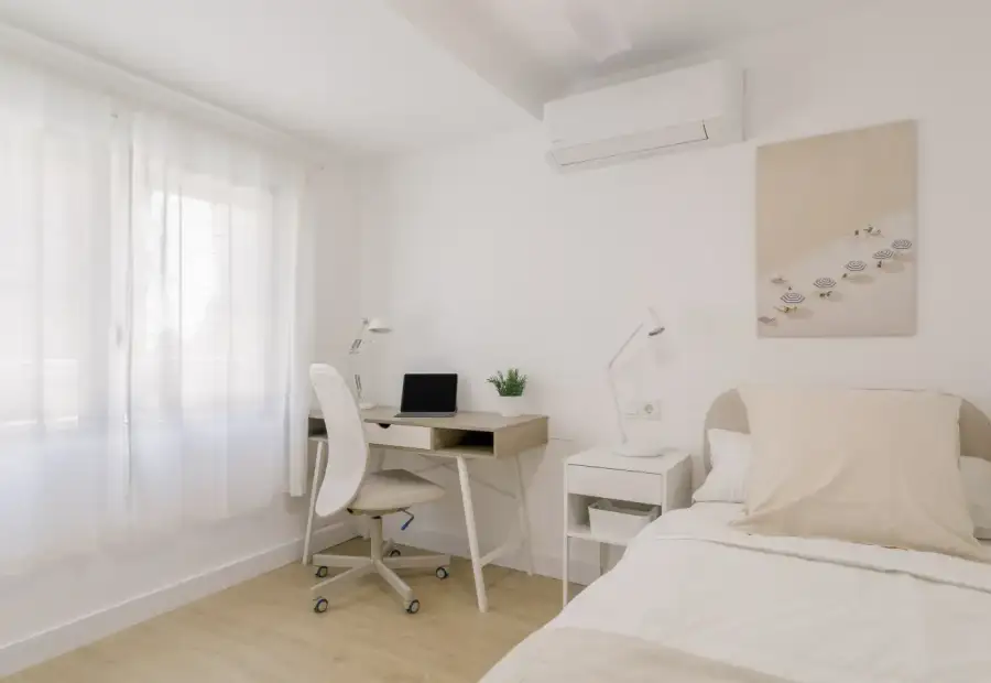 Habitación en piso compartido de 5 dormitorios en alquiler en Alicante, ideal para estudiantes y profesionales. en Alicante (Alacant)