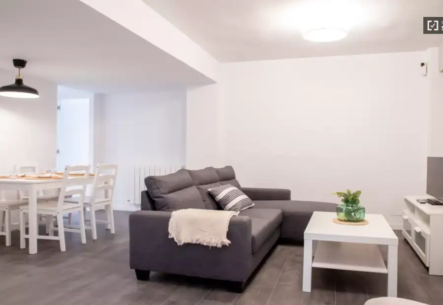 Habitación en piso compartido de 5 dormitorios en alquiler en Aluche en Madrid