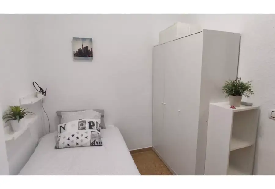 Habitación en piso compartido de 6 habitaciones en Zaragoza, gastos incluidos. en Zaragoza