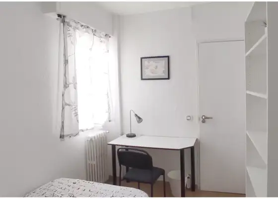 Habitación en piso compartido de 6 habitaciones en Zaragoza, gastos incluidos.