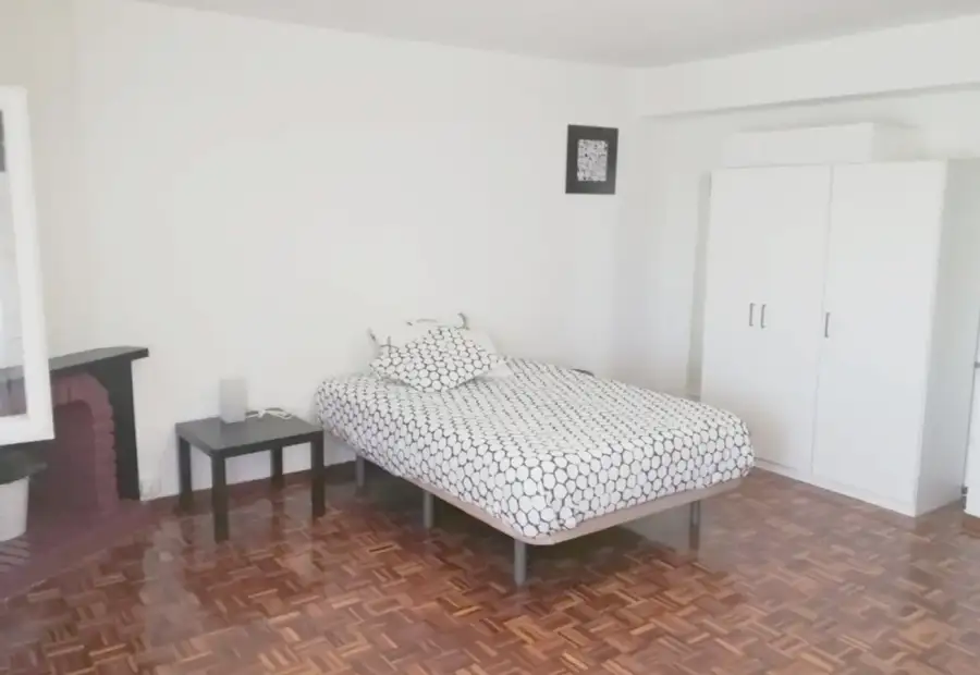Habitación en piso compartido de 6 habitaciones en Zaragoza, todos los gastos incluidos. en Zaragoza
