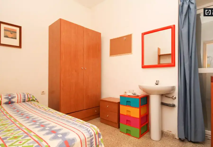 Habitación en un apartamento compartido de 15 habitaciones en alquiler en Pajaritos, ideal para mujeres y profesionales. en Granada
