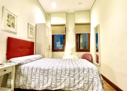 Habitación en un apartamento compartido de 4 dormitorios en alquiler en Abando, gastos incluidos, perfecto para profesionales y estudiantes en Bilbao