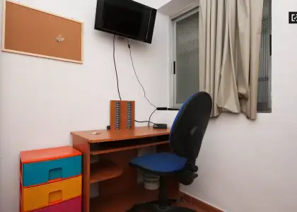 Habitación en un piso compartido de 11 habitaciones en alquiler en Centro-Sagrario, ideal para mujeres y profesionales. en Granada