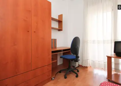 Habitación en un piso compartido de 11 habitaciones en alquiler en Centro-Sagrario, ideal para mujeres y profesionales. en Granada