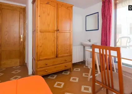 Habitación en un piso compartido de 12 habitaciones en alquiler en Centro-Sagrario, ideal para mujeres. en Granada