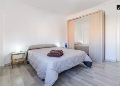 Habitación en un piso compartido de 3 habitaciones en Cabanyal-Canyamelar, ideal para profesionales, parejas y estudiantes. en Valencia