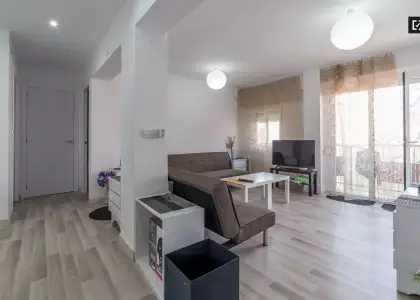 Habitación en un piso compartido de 3 habitaciones en Cabanyal-Canyamelar, ideal para profesionales, parejas y estudiantes. en Valencia