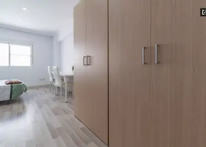 Habitación en un piso compartido de 3 habitaciones en Cabanyal-Canyamelar, ideal para profesionales, parejas y estudiantes. en Valencia
