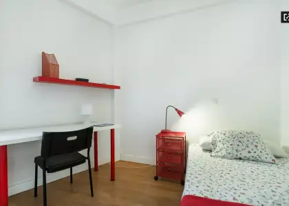 Habitación en un piso compartido de 4 habitaciones en alquiler en Embajadores, ideal para profesionales y estudiantes. en Madrid