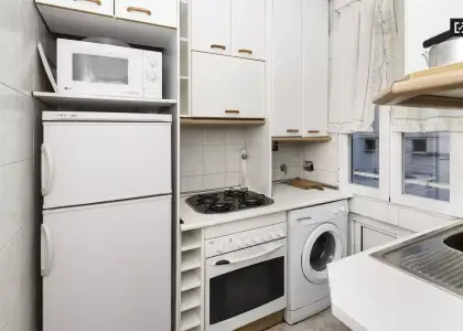 Habitación en un piso compartido de 4 habitaciones en alquiler en la zona universitaria, ideal para mujeres. en Madrid