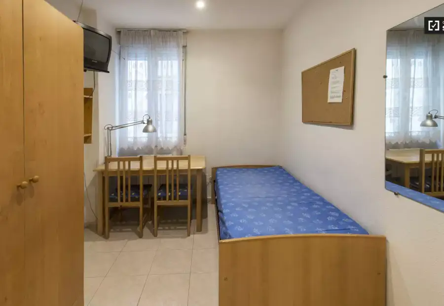 Habitación en un piso compartido de 4 habitaciones en alquiler en la zona universitaria, ideal para mujeres. en Madrid