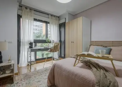 Habitación en un piso compartido de 5 dormitorios en alquiler en Legazpi. en Madrid