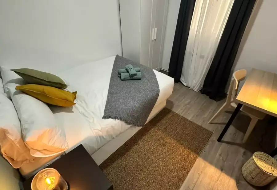 Habitación en un piso compartido de 5 habitaciones en Embajadores, todos los gastos incluidos, solo para profesionales y estudiantes. en Madrid