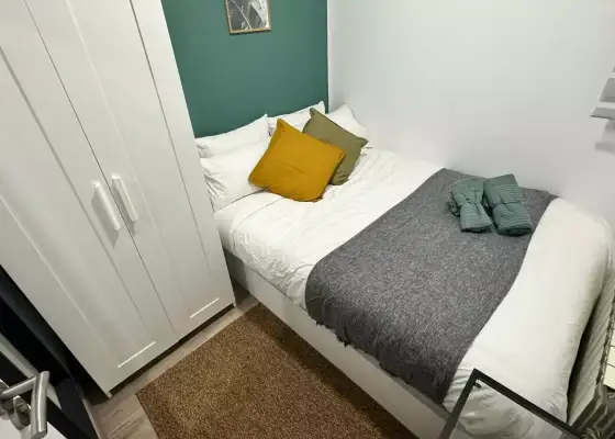 Habitación en un piso compartido de 5 habitaciones en Embajadores, todos los gastos incluidos, solo para profesionales y estudiantes. en Madrid