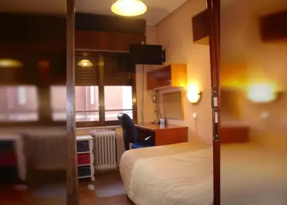 Habitación en un piso compartido de 5 habitaciones en Salamanca, con gastos incluidos, ideal para mujeres profesionales o estudiantes. en Salamanca