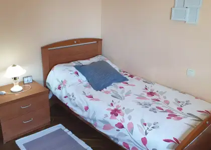 Habitación en un piso compartido de 5 habitaciones en Salamanca, con gastos incluidos, ideal para mujeres profesionales o estudiantes. en Salamanca