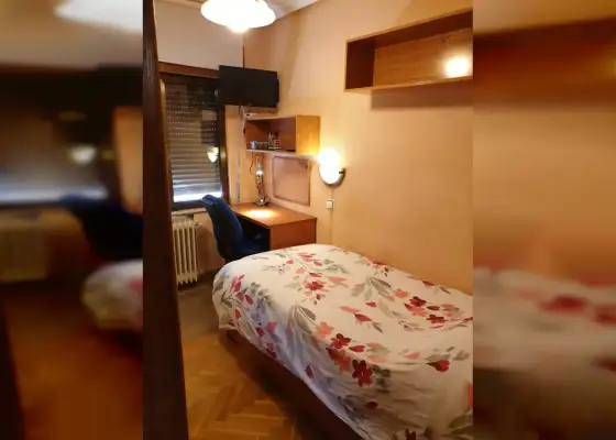 Habitación en un piso compartido de 5 habitaciones en Salamanca, con gastos incluidos, ideal para mujeres profesionales o estudiantes.