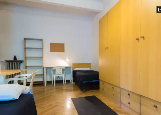 Habitación en un piso compartido de 6 habitaciones en alquiler en Arapiles. en Madrid