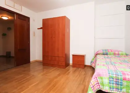 Habitación en un piso compartido de 6 habitaciones en alquiler en Plaza de Toros-Doctores-San Lázaro, ideal para mujeres. en Granada