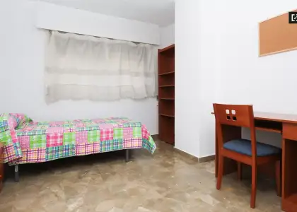 Habitación en un piso compartido de 6 habitaciones en alquiler en Plaza de Toros-Doctores-San Lázaro, ideal para mujeres. en Granada