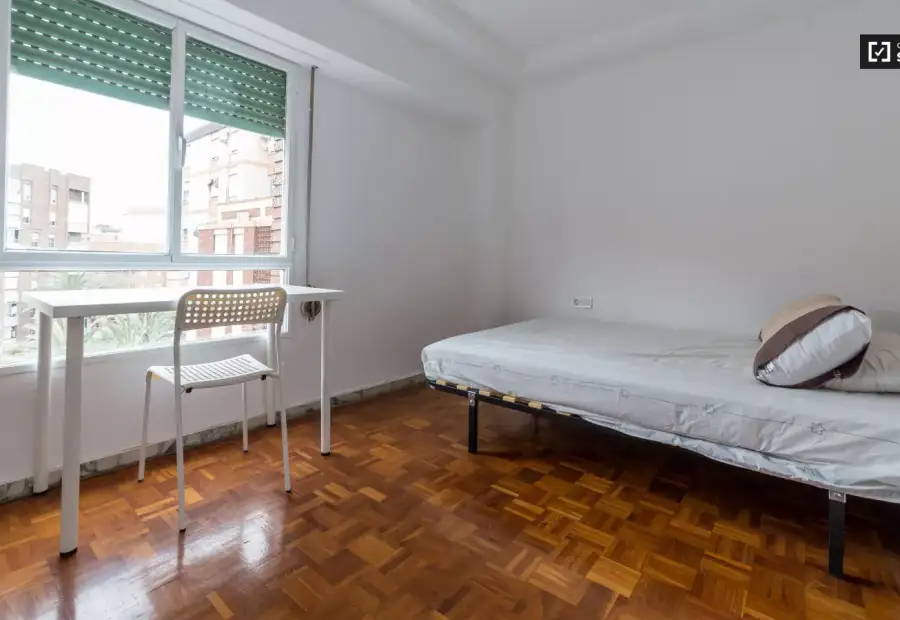 Habitación en un piso compartido de 6 habitaciones en Campanar, ideal para estudiantes. en Valencia