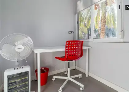 Habitación equipada en piso compartido, Poblats Maritim. en Valencia