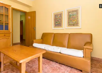 Habitación exterior con escritorio en un apartamento de 4 dormitorios, Realejo en Granada