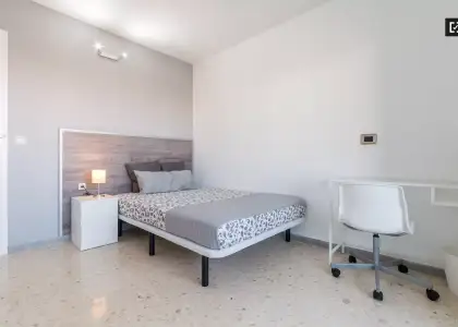 Habitación luminosa con balcón en un apartamento de 5 dormitorios en Camins al Grau en Valencia
