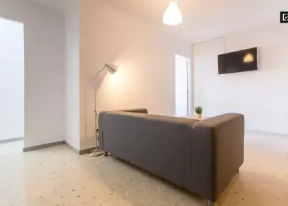 Habitación luminosa con balcón en un apartamento de 5 dormitorios en Camins al Grau en Valencia