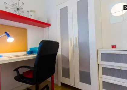 Habitación luminosa con escritorio en piso compartido, Latina en Madrid