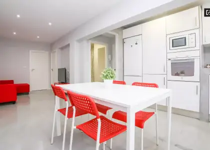 Habitación luminosa con escritorio en piso compartido, Poblats Maritim en Valencia