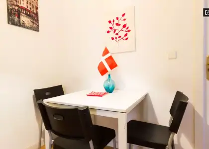 Habitación luminosa con llave independiente en piso compartido, Latina en Madrid