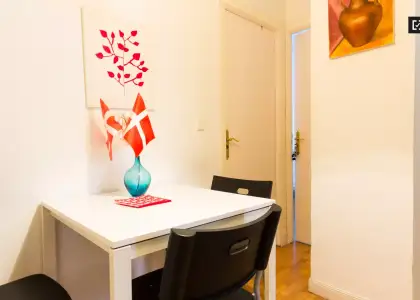 Habitación luminosa con llave independiente en piso compartido, Latina en Madrid