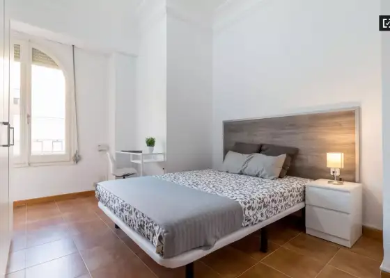 Habitación luminosa en apartamento de 7 habitaciones, Ciutat Vella en Valencia