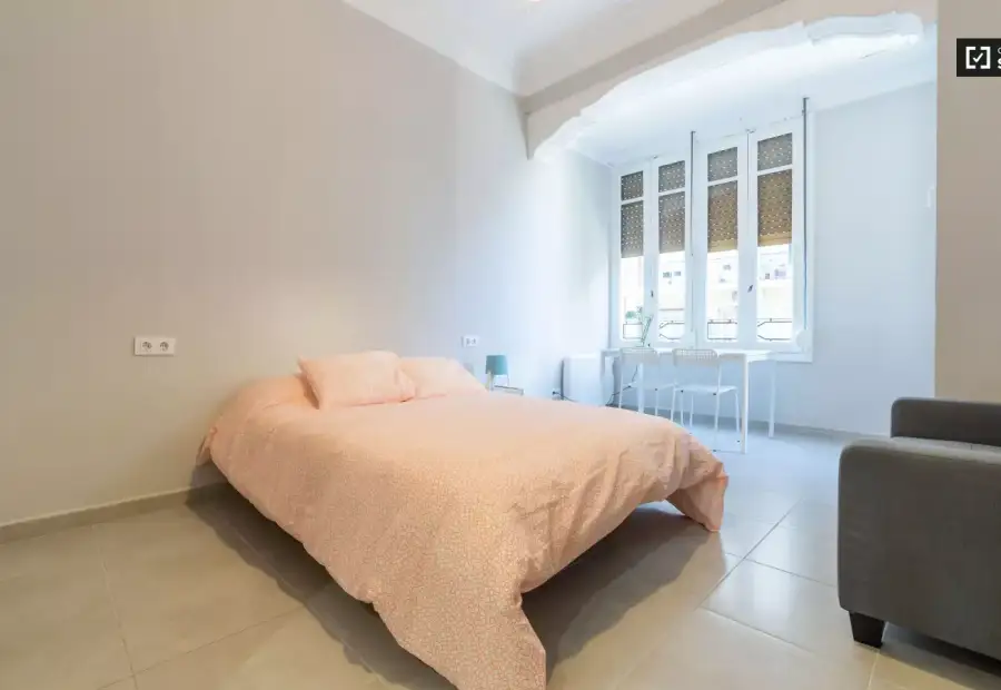 Habitación luminosa en un apartamento de 5 dormitorios en L'Eixample en Valencia