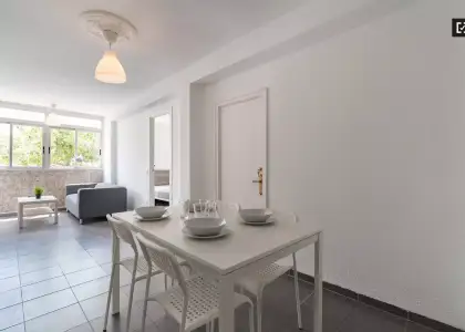 Habitación moderna en apartamento de 4 dormitorios en Algirós en Valencia