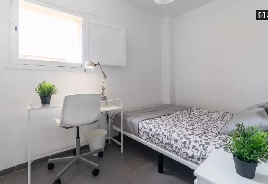 Habitación moderna en apartamento de 4 dormitorios en Algirós en Valencia
