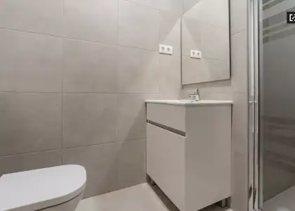 Habitación moderna en un apartamento de 5 dormitorios en L'Eixample en Valencia