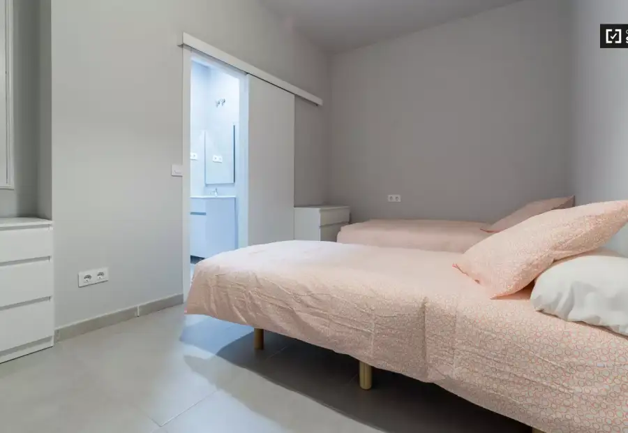 Habitación moderna en un apartamento de 5 dormitorios en L'Eixample en Valencia