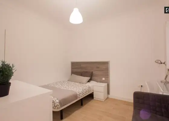 Habitación práctica en apartamento de 5 dormitorios en Camins al Grau en Valencia