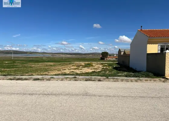 Inmohouse vende terreno urbano en Pétrola